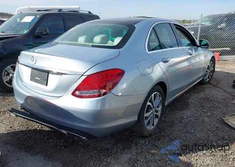 2017 Mercedes-Benz C 300 z USA, uszkodzony, nr VIN 55SWF4JB1HU190421